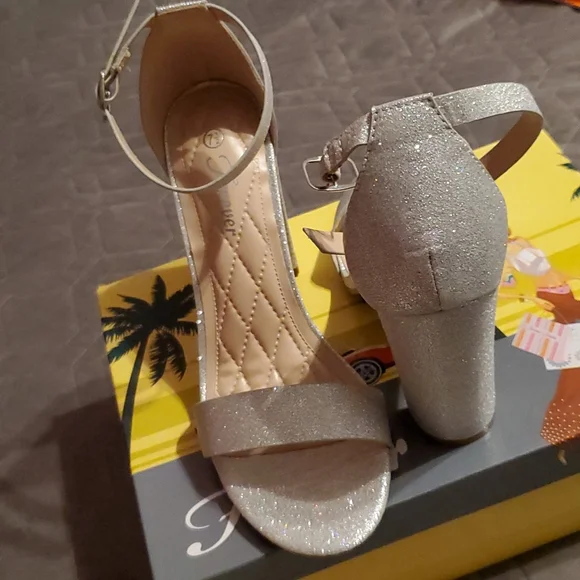 NIB Silver Strappy Heels - Picture 16 of 16